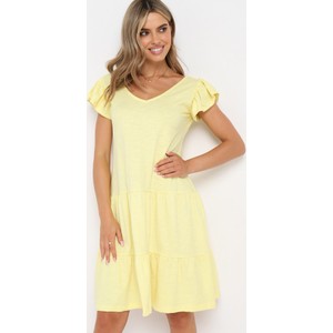 Żółta sukienka born2be rozkloszowana z dekoltem w kształcie litery v w stylu casual