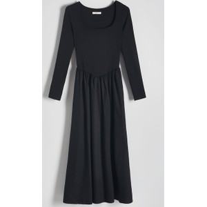 Czarna sukienka Reserved z okrągłym dekoltem z długim rękawem z tkaniny