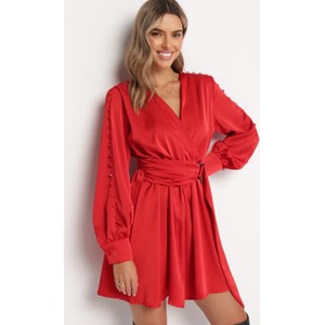 Czerwona sukienka born2be z długim rękawem z dekoltem w kształcie litery v w stylu casual