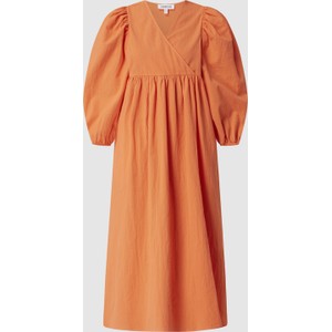 Pomarańczowa sukienka EDITED w stylu casual z dekoltem w kształcie litery v z długim rękawem