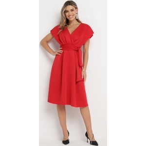 Czerwona sukienka born2be rozkloszowana z dekoltem w kształcie litery v z krótkim rękawem