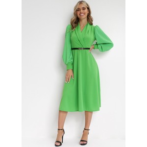 Zielona sukienka born2be z długim rękawem rozkloszowana z dekoltem w kształcie litery v