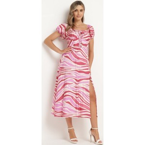 Różowa sukienka born2be midi z dekoltem w kształcie litery v