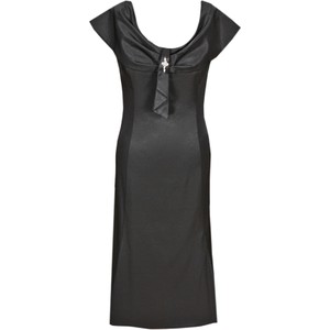 Czarna sukienka Fokus z krótkim rękawem dopasowana z tkaniny