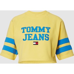 Żółta bluzka Tommy Jeans w młodzieżowym stylu