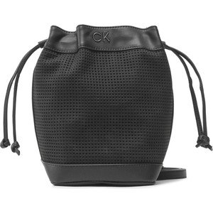 Czarna torebka Calvin Klein matowa na ramię