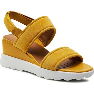 Żółte sandały Geox w stylu casual na koturnie
