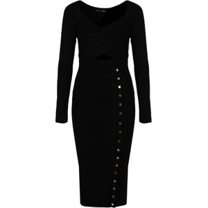 Czarna sukienka ubierzsie.com w stylu casual z dzianiny dopasowana
