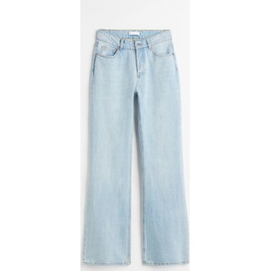 Niebieskie jeansy H & M w street stylu