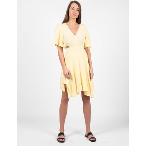 Żółta sukienka ubierzsie.com z tkaniny mini z dekoltem w kształcie litery v