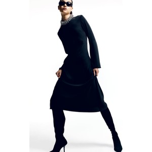 Czarna sukienka H & M midi z satyny prosta