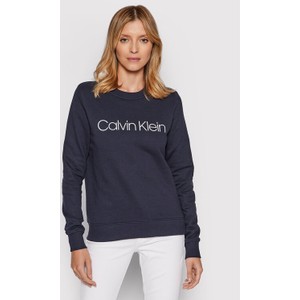 Granatowa bluza Calvin Klein w młodzieżowym stylu
