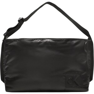 Czarna torebka Calvin Klein lakierowana na ramię