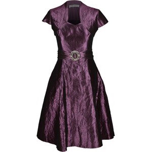Fioletowa sukienka Fokus z krótkim rękawem rozkloszowana