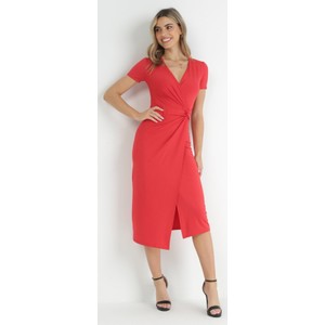 Czerwona sukienka born2be z krótkim rękawem z dekoltem w kształcie litery v midi