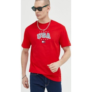 Czerwony t-shirt Tommy Jeans z nadrukiem w młodzieżowym stylu