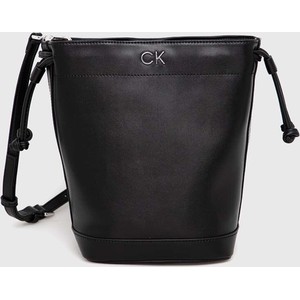 Czarna torebka Calvin Klein średnia matowa na ramię