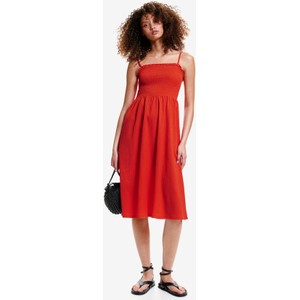 Czerwona sukienka H & M na ramiączkach z dekoltem w karo midi
