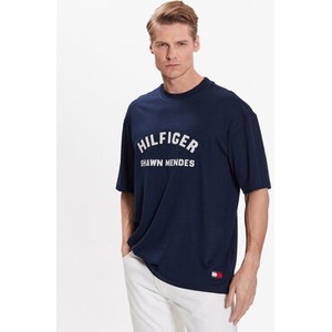 Granatowy t-shirt Tommy Hilfiger z krótkim rękawem w młodzieżowym stylu