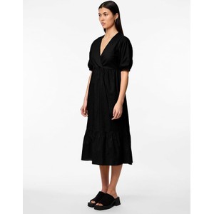Czarna sukienka Pieces z dekoltem w kształcie litery v z długim rękawem
