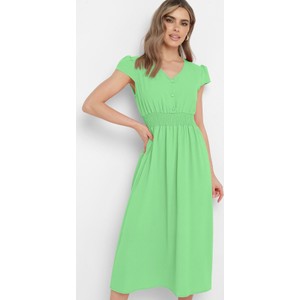 Zielona sukienka born2be midi z dekoltem w kształcie litery v z krótkim rękawem