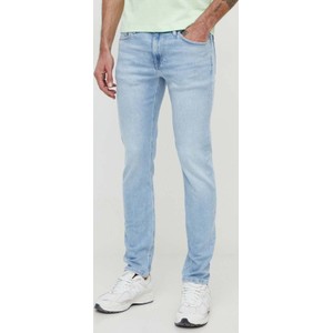 Niebieskie jeansy Pepe Jeans w street stylu