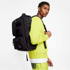 Żółty plecak Nike w sportowym stylu