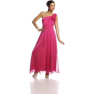 Różowa sukienka Fokus maxi z asymetrycznym dekoltem bez rękawów