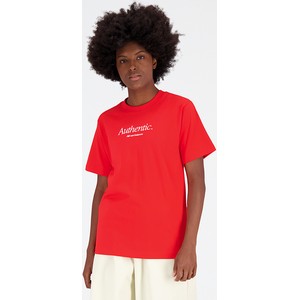 Czerwony t-shirt New Balance w sportowym stylu