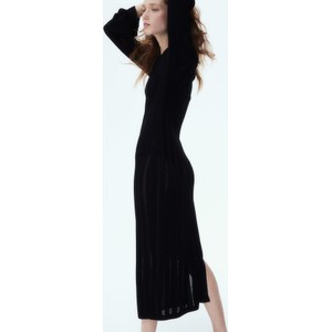 Czarna sukienka H & M z długim rękawem z dekoltem w kształcie litery v w stylu casual