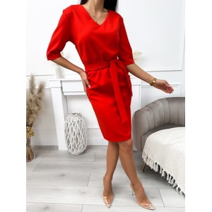 Czerwona sukienka ModnaKiecka.pl z dekoltem w kształcie litery v w stylu klasycznym z długim rękawem