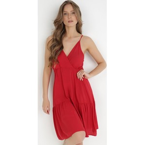 Czerwona sukienka born2be na ramiączkach z tkaniny z dekoltem w kształcie litery v