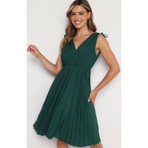Zielona sukienka born2be bez rękawów z dekoltem w kształcie litery v