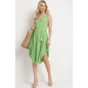 Zielona sukienka born2be rozkloszowana z dekoltem w kształcie litery v