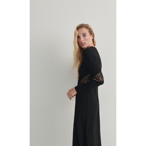 Czarna sukienka Reserved z długim rękawem z tkaniny z okrągłym dekoltem