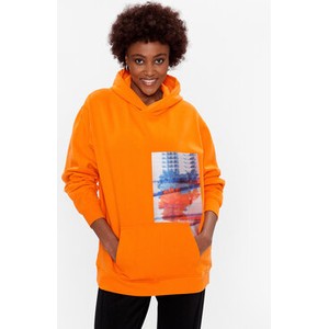Pomarańczowa bluza Calvin Klein w młodzieżowym stylu