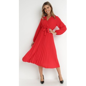 Czerwona sukienka born2be z dekoltem w kształcie litery v z długim rękawem