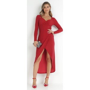 Czerwona sukienka born2be z dekoltem w kształcie litery v maxi dopasowana
