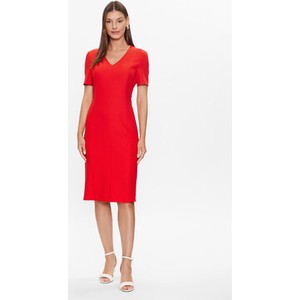 Czerwona sukienka Hugo Boss z dekoltem w kształcie litery v z krótkim rękawem