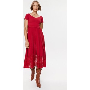 Czerwona sukienka Guess z okrągłym dekoltem z krótkim rękawem midi