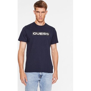 Niebieski t-shirt Guess w młodzieżowym stylu