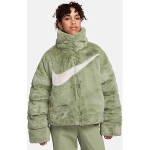 Damska oversize&apos;owa kurtka puchowa ze sztucznego futra Nike Sportswear Essential - Zieleń