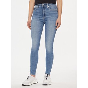 Granatowe jeansy Calvin Klein w street stylu