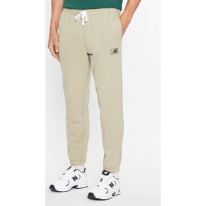 Zielone spodnie New Balance w sportowym stylu