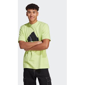 Zielony t-shirt Adidas w sportowym stylu
