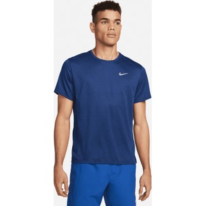 Niebieski t-shirt Nike w sportowym stylu z krótkim rękawem