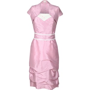 Różowa sukienka Fokus z krótkim rękawem dopasowana