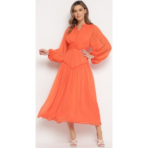 Pomarańczowa sukienka born2be z długim rękawem z dekoltem w kształcie litery v