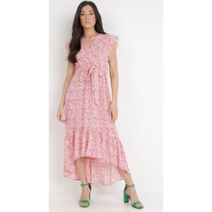 Różowa sukienka born2be z dekoltem w kształcie litery v midi z krótkim rękawem