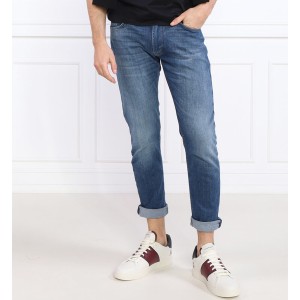Granatowe jeansy Emporio Armani w street stylu